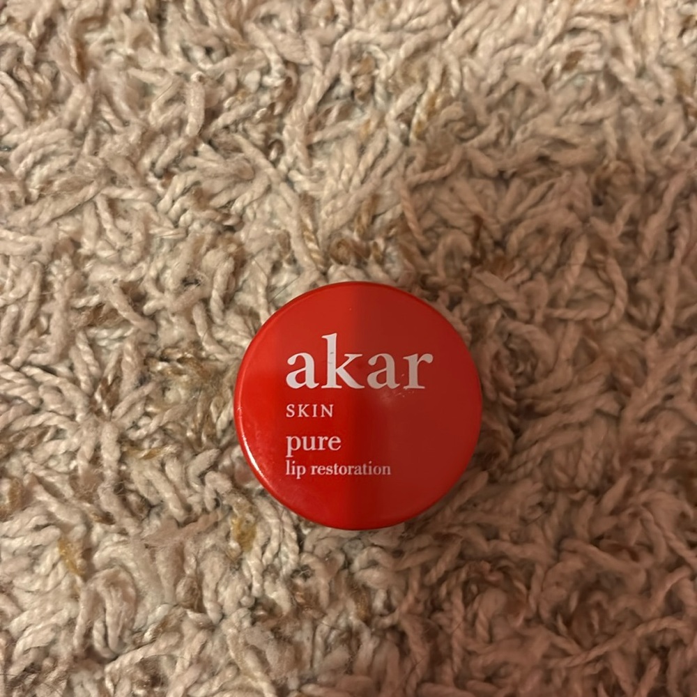 Akar  lip restoration